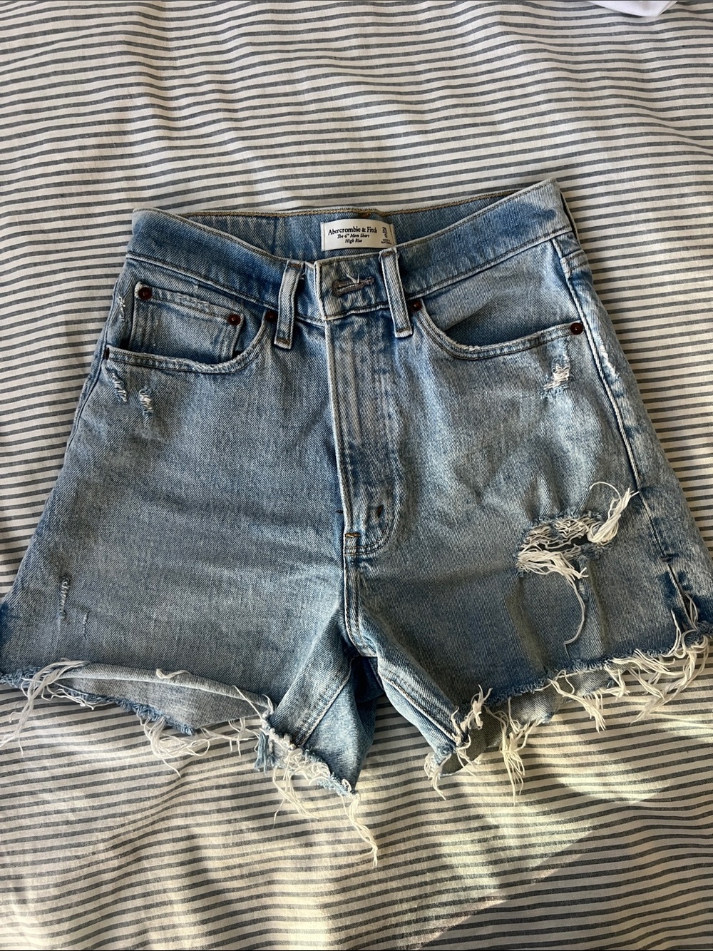 Abercrombie & Fitch 4” Mom Shorts